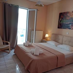 1 dormitorio con 1 cama grande y toallas. en John's Apartment 2 in Argostoli, en Argostoli