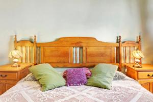 Vila Morning Sun في Estreito da Calheta: غرفة نوم عليها سرير ووسادتين