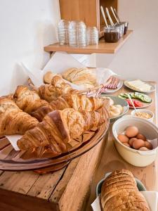 una mesa con varios tipos de pan y huevos en Gasthof Arriach, en Arriach