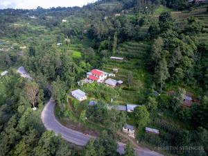 una vista aérea de una casa en una colina con una carretera en Hasera Organic Farmstay: Farm to Table & Mountain View en Dhulikhel