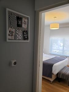 1 dormitorio con cama y ventana en Departamento Caseros Salta en Salta