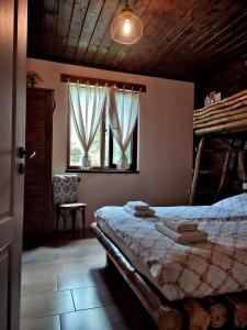 1 dormitorio con cama y ventana en Вила Приказка en Zar-Kalojan