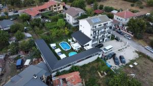 an aerial view of a house with a swimming pool at Weißer Schwan Белият лебед in Shkorpilovtsi