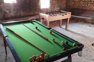 Biliardo stalas apgyvendinimo įstaigoje Two Hoots - farmhouse with summer pool.