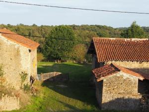 una vista aérea de un patio con dos edificios en Two Hoots - farmhouse with summer pool., en Châteauponsac