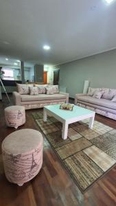sala de estar con sofá y mesa de centro en Departamento Caseros Salta en Salta