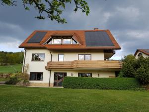 uma casa com painéis solares no telhado em Fewo Kretschmann em Pfaffendorf