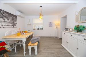 Kuchyň nebo kuchyňský kout v ubytování Holiday home Ambi for 6 near Trogir