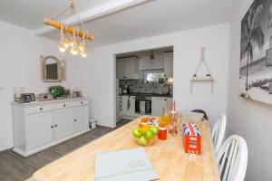 Kuchyň nebo kuchyňský kout v ubytování Holiday home Ambi for 6 near Trogir