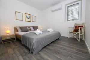 Postel nebo postele na pokoji v ubytování Holiday home Ambi for 6 near Trogir