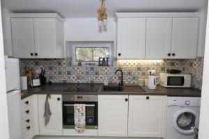 Kuchyň nebo kuchyňský kout v ubytování Holiday home Ambi for 6 near Trogir