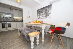 Kuchyň nebo kuchyňský kout v ubytování Holiday home Ambi for 6 near Trogir