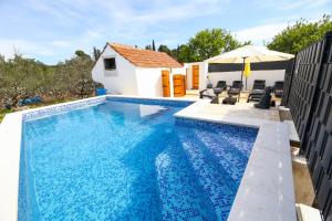 Bazén v ubytování Holiday home Ambi for 6 near Trogir nebo v jeho okolí