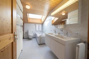 ein Badezimmer mit zwei Waschbecken und einem WC in der Unterkunft Carpe Diem in Wildhaus