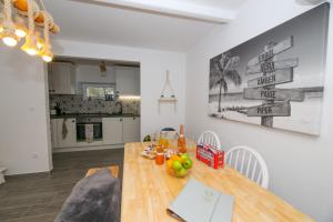 Kuchyň nebo kuchyňský kout v ubytování Holiday home Ambi for 6 near Trogir