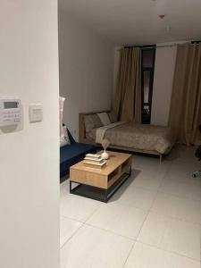 אזור ישיבה ב-luxury 1 BR studio in Sharjah