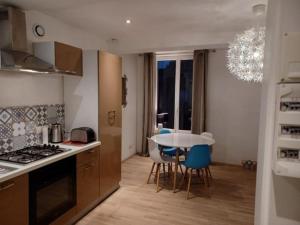 Kuchyňa alebo kuchynka v ubytovaní Le Duplex Saint Pry