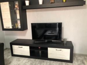 En TV eller et underholdningssystem på Centre apartment