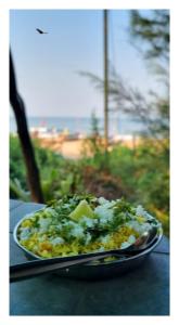 Omkar Beach Resort في مالفان: طبق من الطعام مع البرياني على طاولة