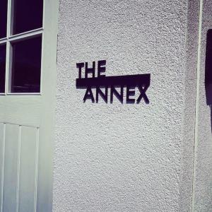 Saltford的住宿－The Annex, Bath Road, Saltford，白色的墙,上面写着迷宫的字眼