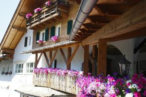 une maison fleurie sur le balcon dans l'établissement Hotel Relais Grünwald, à Cavalese