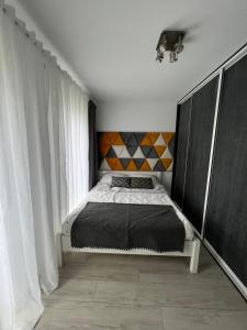 Tempat tidur dalam kamar di Apartament Złote Łąki
