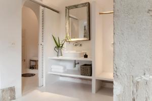 bagno con lavandino e specchio di Agroturismo Son Viscos a Valldemossa