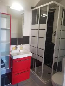 Kúpeľňa v ubytovaní Studio de plain-pied avec terrasse tout proche mer