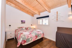 Habitación blanca con cama y ventana en Acogedora Suite con entrada independiente en Masnou
