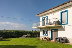 Casa blanca con balcón y patio en Beachfront Villa In Esposende, en Esposende