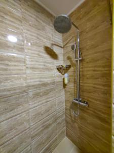 y baño con ducha con cabezal de ducha. en OldBrick PUB en Sombor