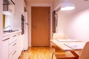 eine Küche mit einem Holztisch und einer Holztür in der Unterkunft Moder in Istanbul