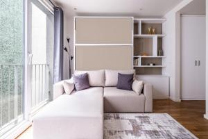 sala de estar con sofá y ventana grande en Moder en Estambul
