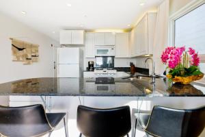 A kitchen or kitchenette at Pier View Suites - Studio A