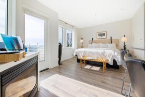 a bedroom with a bed and a view of the ocean at Pier View Suites - Studio A in Cayucos