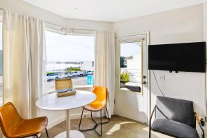 A television and/or entertainment centre at Pier View Suites - Bungalow A