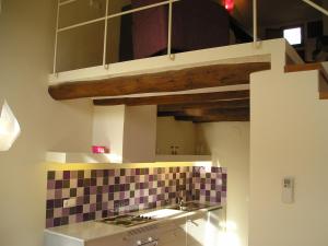 une cuisine avec un évier et une mezzanine dans l'établissement Apartamentos Bergantes, à Ortells