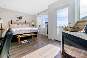 um quarto com uma cama grande e uma lareira em Pier View Suites - Studio B em Cayucos