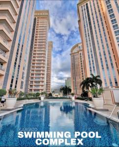 een zwembad in een stad met hoge gebouwen bij Luxury 1BR Unit with Pool at Venice Luxury Residences, Tower Domenico, McKinley Hill, Taguig City in Manilla