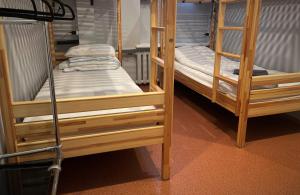 Двухъярусная кровать или двухъярусные кровати в номере Central Hostel Jelgava
