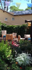 um pátio com duas cadeiras e algumas plantas em BUNGALOWS JAUREGUIBEACH em Jaureguiberry