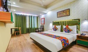 Habitación de hotel con cama grande y escritorio. en FabHotel Aerosky Grand, en Nueva Delhi