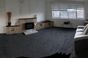 sala de estar con sofá y chimenea en The glorious 3 bedroom apartment with parking, en Nottingham