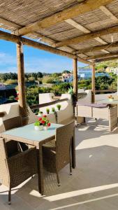 patio con tavolo e sedie sul tetto di Casa Bianca A S'Angelo a Ischia