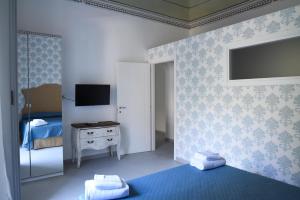 TV a/nebo společenská místnost v ubytování Corso Vittorio Elegant Suites Lipari