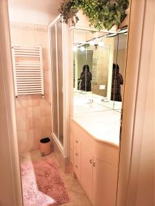 een badkamer met een wastafel en een spiegel bij Casa Alexandra in centro e a pochi passi dal mare in Imperia