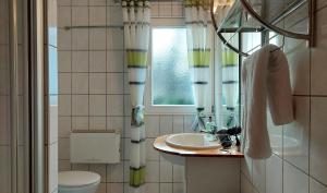 Koupelna v ubytování Bungalowpark Zinglingsberg by Rujana + 37 fotografií