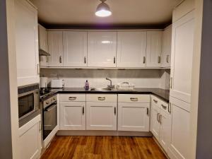 A kitchen or kitchenette at Stylish Luxury Serviced Apartment next to City Centre with Free Parking - Contractors & Relocators