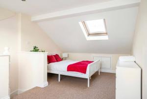2 bed terraced house with loft in Stratford London