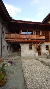 ein Gebäude mit einem Balkon darauf in der Unterkunft Joli cocon au pied des montagnes in La Côte-dʼAime